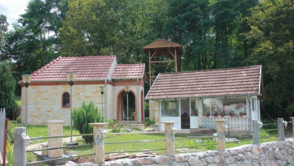 БОЖИЈЕ ЧУДО КОД КРУШЕВЦА: Нашли су крст укопан у земљу и подигли цркву на имању дечака, који је проходао у петој години! (ФОТО)