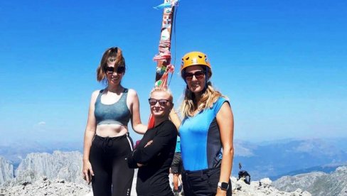TRI PARAĆINKE NA VRHU PROKLETIJA: Milica, Mira i Jelena uspele se na 2.694 metara TRI PARAĆINKE NA VRHU PROKLETIJA: Milica, Mira i Jelena uspele se na 2.694 metara