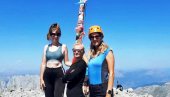 ТРИ ПАРАЋИНКЕ НА ВРХУ ПРОКЛЕТИЈА: Милица, Мира и Јелена успеле се на 2.694 метара ТРИ ПАРАЋИНКЕ НА ВРХУ ПРОКЛЕТИЈА: Милица, Мира и Јелена успеле се на 2.694 метара