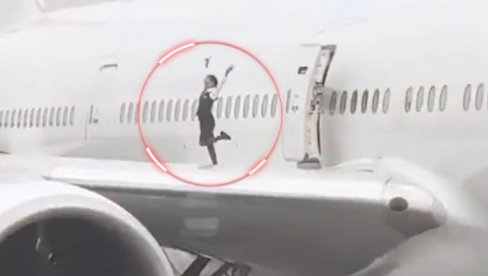 OPASNA ZABAVA Stjuardesa izašla na krilo boinga da snimi selfi, putnici u neverici: Treba je kazniti! (VIDEO) OPASNA ZABAVA Stjuardesa izašla na krilo boinga da snimi selfi, putnici u neverici: Treba je kazniti! (VIDEO)