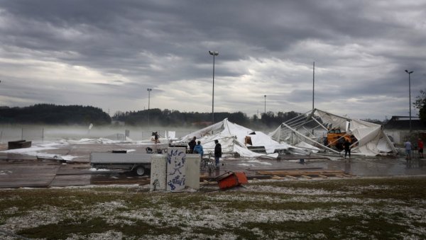ОЛУЈА НАПРАВИЛА ОГРОМНУ ШТЕТУ У НЕМАЧКОЈ ПОКРАЈИНИ: Падао град пречника осам центиметара, повређено 12 особа (ФОТО/ВИДЕО) ОЛУЈА НАПРАВИЛА ОГРОМНУ ШТЕТУ У НЕМАЧКОЈ ПОКРАЈИНИ: Падао град пречника осам центиметара, повређено 12 особа (ФОТО/ВИДЕО)