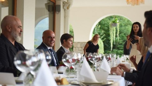 NA RADNOJ VEČERI: Brnabić uoči Strateškog foruma - Drago mi je što ću razgovarati sa partnerima iz regiona NA RADNOJ VEČERI: Brnabić uoči Strateškog foruma - Drago mi je što ću razgovarati sa partnerima iz regiona