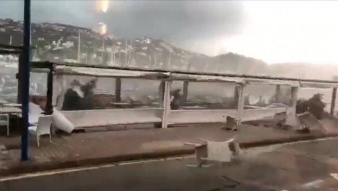VETAR RUŠIO PALME, NOSIO HOTELE, NA TRUDNICU PAO ZNAK: Stravično nevreme poharalo popularno letovalište (VIDEO) VETAR RUŠIO PALME, NOSIO HOTELE, NA TRUDNICU PAO ZNAK: Stravično nevreme poharalo popularno letovalište (VIDEO)