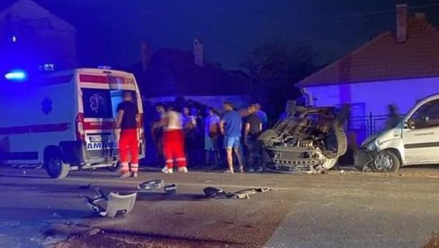 TEŠKA SAOBRAĆAJNA NESREĆA U SREMČICI: Automobil završio na krovu, delovi razbacani po putu (VIDEO) TEŠKA SAOBRAĆAJNA NESREĆA U SREMČICI: Automobil završio na krovu, delovi razbacani po putu (VIDEO)