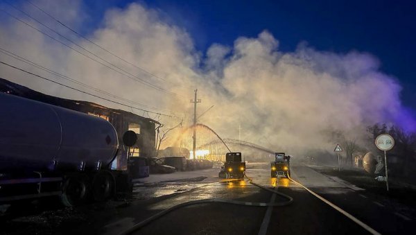 ПОТРЕСНИ ПРИЗОРИ У РУМУНИЈИ: Читаво насеље нестало у стравичној експлозији (ФОТО/ВИДЕО) ПОТРЕСНИ ПРИЗОРИ У РУМУНИЈИ: Читаво насеље нестало у стравичној експлозији (ФОТО/ВИДЕО)