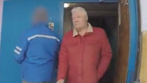 SNIMAK AKCIJE RUSKOG FSB - UHAPSILI SARADNIKA AMERIČKOG KONZULATA: Obukli se kao električari, presreli ga kada je izašao iz zgrade (VIDEO) SNIMAK AKCIJE RUSKOG FSB - UHAPSILI SARADNIKA AMERIČKOG KONZULATA: Obukli se kao električari, presreli ga kada je izašao iz zgrade (VIDEO)