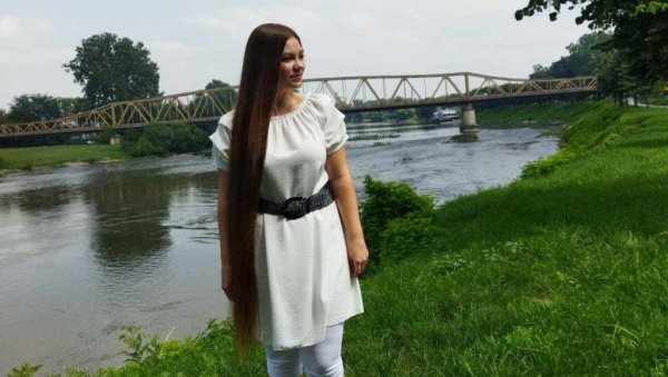 ЗЛАТОКОСА ИЗ ЋУПРИЈЕ: Барбара (27) косу није скраћивала 14 година, а негује је производима које сама прави (ФОТО) ЗЛАТОКОСА ИЗ ЋУПРИЈЕ: Барбара (27) косу није скраћивала 14 година, а негује је производима које сама прави (ФОТО)