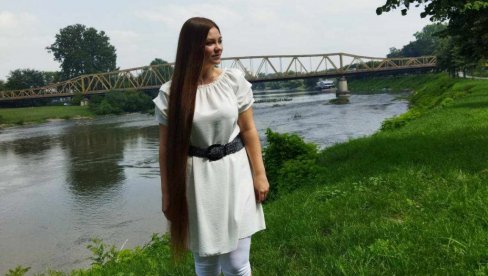 ZLATOKOSA IZ ĆUPRIJE: Barbara (27) kosu nije skraćivala 14 godina, a neguje je proizvodima koje sama pravi (FOTO) ZLATOKOSA IZ ĆUPRIJE: Barbara (27) kosu nije skraćivala 14 godina, a neguje je proizvodima koje sama pravi (FOTO)