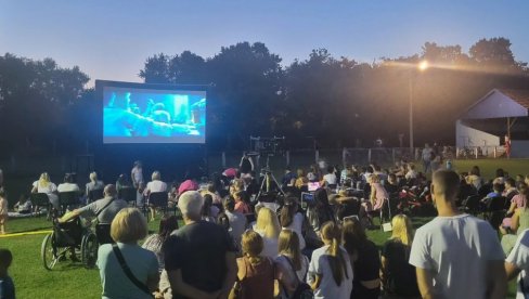 ZA MIROSLAVA ĐUROVKU 200 HILJADA DINARA: Humanitarna akcija Bioskop na otvorenom za Kisač ZA MIROSLAVA ĐUROVKU 200 HILJADA DINARA: Humanitarna akcija Bioskop na otvorenom za Kisač