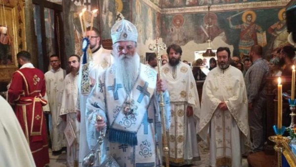 МОЛИМО СЕ БОГОРОДИЦИ ДА НАС ЧУВА ОД СВАКОГ ЗЛА: Славском литургијом у манастиру Грачаница обележена храмовна слава МОЛИМО СЕ БОГОРОДИЦИ ДА НАС ЧУВА ОД СВАКОГ ЗЛА: Славском литургијом у манастиру Грачаница обележена храмовна слава