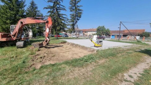 MENJAJU STOLARIJU I GRADE IGRALIŠTE: Dva projekta u toku (FOTO) MENJAJU STOLARIJU I GRADE IGRALIŠTE: Dva projekta u toku (FOTO)