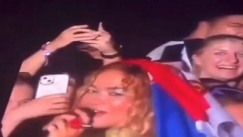 ИСПЛИВАО НОВИ СНИМАК: Погледајте тренутак када се Рита Ора огрнула српском заставом - сада се правда (ВИДЕО) ИСПЛИВАО НОВИ СНИМАК: Погледајте тренутак када се Рита Ора огрнула српском заставом - сада се правда (ВИДЕО)