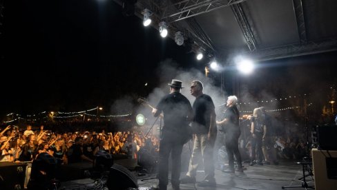 ROK MOMENAT ZA ISTORIJU: Đule Van Gog, Cane Partibrejkers i JU grupa zajedno na sceni ROK MOMENAT ZA ISTORIJU: Đule Van Gog, Cane Partibrejkers i JU grupa zajedno na sceni