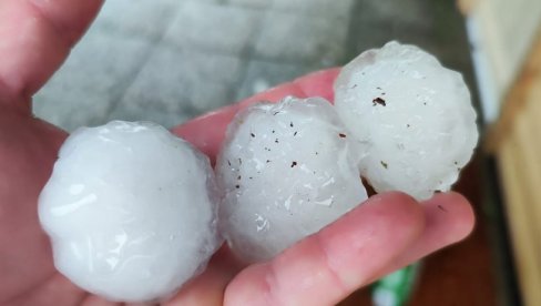 JAKO NEVREME SE SRUČILO NA SLOVENIJU: Padao grad veličine jajeta (FOTO) JAKO NEVREME SE SRUČILO NA SLOVENIJU: Padao grad veličine jajeta (FOTO)