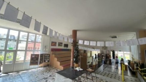 DIPLOME NA ŠTRIKU: Filološka gimnazija na originalni način predstavila uspehe svojih đaka DIPLOME NA ŠTRIKU: Filološka gimnazija na originalni način predstavila uspehe svojih đaka