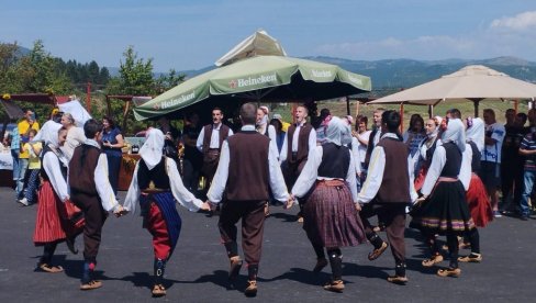U BERANAMA ODRŽANA MANIFESTACIJA DANI ŽETVE: U slavu žita i hleba U BERANAMA ODRŽANA MANIFESTACIJA DANI ŽETVE: U slavu žita i hleba