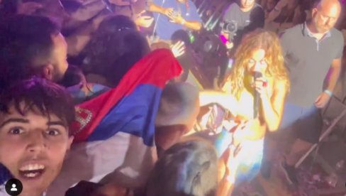 RITA ORA JE SAMA UZELA SRPSKU ZASTAVU: Oglasio se momak iz publike - Ona je i mene iznenadila (VIDEO) RITA ORA JE SAMA UZELA SRPSKU ZASTAVU: Oglasio se momak iz publike - Ona je i mene iznenadila (VIDEO)