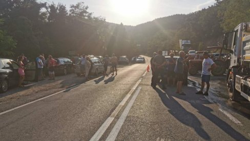MEŠTANI SELA ĆELIJE IZAŠLI NA PUT: Traže redovno snabdevanje vodom MEŠTANI SELA ĆELIJE IZAŠLI NA PUT: Traže redovno snabdevanje vodom