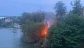 ВЕЛИКИ ПОЖАР У БАЊАЛУЦИ: Пламен се разбуктао у близини Градског моста (ВИДЕО) ВЕЛИКИ ПОЖАР У БАЊАЛУЦИ: Пламен се разбуктао у близини Градског моста (ВИДЕО)