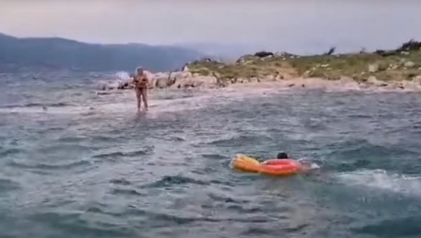 СПАСИЛИ НЕПРОМИШЉЕНЕ ТУРИСТЕ НА ЈАДРАНУ: Море их је бацало на све стране (ВИДЕО) СПАСИЛИ НЕПРОМИШЉЕНЕ ТУРИСТЕ НА ЈАДРАНУ: Море их је бацало на све стране (ВИДЕО)