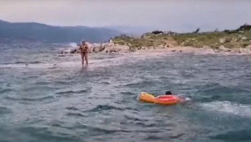 SPASILI NEPROMIŠLJENE TURISTE NA JADRANU: More ih je bacalo na sve strane (VIDEO) SPASILI NEPROMIŠLJENE TURISTE NA JADRANU: More ih je bacalo na sve strane (VIDEO)