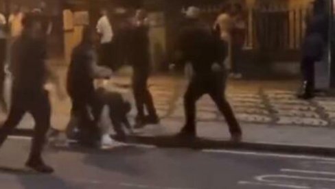 SKANDAL NA OSTRVU: Lokalna banda unakazila kapitena engleskog velikana (VIDEO) SKANDAL NA OSTRVU: Lokalna banda unakazila kapitena engleskog velikana (VIDEO)