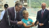 VUČIĆU SE OBRATIO DEČAK IZ PUBLIKE: Mališan imao poseban poklon za predsednika (FOTO) VUČIĆU SE OBRATIO DEČAK IZ PUBLIKE: Mališan imao poseban poklon za predsednika (FOTO)