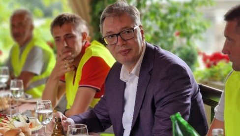 JUTARNJE PIVO SA RADNICIMA U PETROVCU NA MLAVI: Predsednik Vučić proslavio kraj radova na novom mostu (FOTO) JUTARNJE PIVO SA RADNICIMA U PETROVCU NA MLAVI: Predsednik Vučić proslavio kraj radova na novom mostu (FOTO)