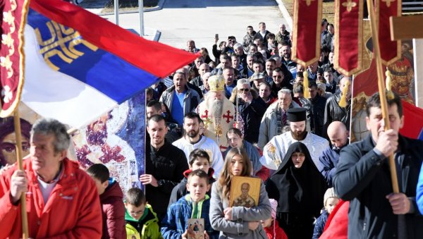СРБИ УСТАЈУ И ПРОТИВ СПАЈИЋА: У Црној Гори ври због одлуке мандатара да из владе елиминише листу Мандића и Кнежевића СРБИ УСТАЈУ И ПРОТИВ СПАЈИЋА: У Црној Гори ври због одлуке мандатара да из владе елиминише листу Мандића и Кнежевића