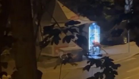 MLADIĆ OBIJA TRAFIKU NA KARABURMI, DOK GA DRUŠTVO ČEKA: Pokupio nekoliko flaša pića, kamera sve zabeležila (VIDEO) MLADIĆ OBIJA TRAFIKU NA KARABURMI, DOK GA DRUŠTVO ČEKA: Pokupio nekoliko flaša pića, kamera sve zabeležila (VIDEO)
