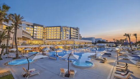 JEDAN OD NAJMLAĐIH ČLANOVA HILTON PORODICE: Nadomak aerodroma, na predivnoj plaži, Hilton kvalitet JEDAN OD NAJMLAĐIH ČLANOVA HILTON PORODICE: Nadomak aerodroma, na predivnoj plaži, Hilton kvalitet