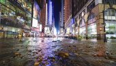 ВОДОВОД СТАР 127 ГОДИНА: Попушта испод њујоршког Тајмс сквера и плави улице ВОДОВОД СТАР 127 ГОДИНА: Попушта испод њујоршког Тајмс сквера и плави улице