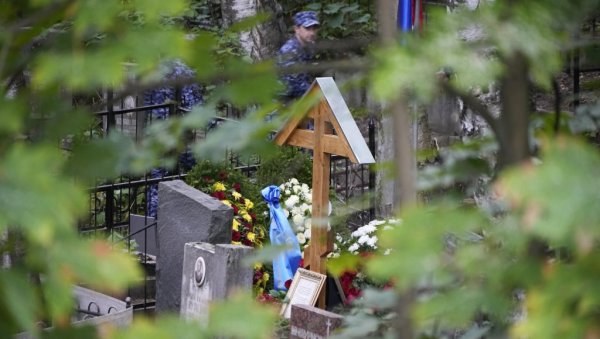 ПРВИ СНИМЦИ СА САХРАНЕ ЈЕВГЕНИЈА ПРИГОЖИНА: На гробљу наоружана полиција и приватно обезбеђење (ФОТО/ВИДЕО) ПРВИ СНИМЦИ СА САХРАНЕ ЈЕВГЕНИЈА ПРИГОЖИНА: На гробљу наоружана полиција и приватно обезбеђење (ФОТО/ВИДЕО)