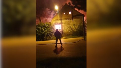 POŽAR U VLADIMIROVCU: Vatra zahvatila kuću, vatrogasci hitno intervenisali (VIDEO) POŽAR U VLADIMIROVCU: Vatra zahvatila kuću, vatrogasci hitno intervenisali (VIDEO)