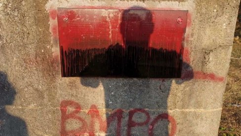 CRVENOM FARBOM NA BELEG POKOLJA SRPSKIH REGRUTA: Vandalizam kod Ohrida CRVENOM FARBOM NA BELEG POKOLJA SRPSKIH REGRUTA: Vandalizam kod Ohrida