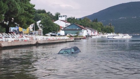 ПРИРОДА ЈЕ ЈАЧА: Бујица одвукла аутомобил у море