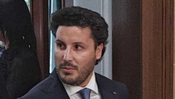 ОСТАВКЕ ИМ ТЕЖЕ НО ИШТА Поред Дритана Абазовића, још осморо се није одрекло једне своје позиције ОСТАВКЕ ИМ ТЕЖЕ НО ИШТА Поред Дритана Абазовића, још осморо се није одрекло једне своје позиције