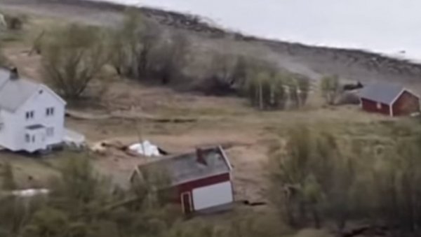 ПАДАВИНЕ НАПРАВИЛЕ ОГРОМНУ ШТЕТУ: Клизиште уништило шест кућа, становништво евакуисано ПАДАВИНЕ НАПРАВИЛЕ ОГРОМНУ ШТЕТУ: Клизиште уништило шест кућа, становништво евакуисано