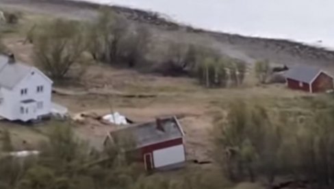 PADAVINE NAPRAVILE OGROMNU ŠTETU: Klizište uništilo šest kuća, stanovništvo evakuisano PADAVINE NAPRAVILE OGROMNU ŠTETU: Klizište uništilo šest kuća, stanovništvo evakuisano