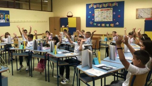 U KOVINU 272 ĐAKA PRVAKA: Opština spremila poklone za sve novajlije u školskim klupama U KOVINU 272 ĐAKA PRVAKA: Opština spremila poklone za sve novajlije u školskim klupama