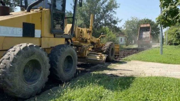 ГРЕБАНИМ АСФАЛТОМ ПОШЉУНЧАВАЈУ ПУТЕВЕ: Пландиште решава проблем сеоских улица ГРЕБАНИМ АСФАЛТОМ ПОШЉУНЧАВАЈУ ПУТЕВЕ: Пландиште решава проблем сеоских улица