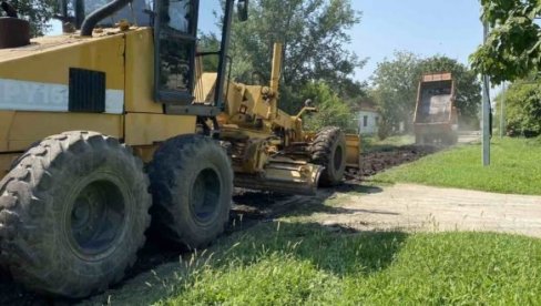 GREBANIM ASFALTOM POŠLJUNČAVAJU PUTEVE: Plandište rešava problem seoskih ulica GREBANIM ASFALTOM POŠLJUNČAVAJU PUTEVE: Plandište rešava problem seoskih ulica