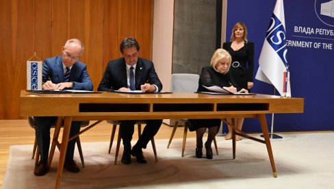 ZAJEDNO I BEZBEDNO KROZ DETINJSTVO Učenje o bezbednosti i prevenciji vršnjačkog nasilja u svim osnovnim školama u Srbiji (FOTO) ZAJEDNO I BEZBEDNO KROZ DETINJSTVO Učenje o bezbednosti i prevenciji vršnjačkog nasilja u svim osnovnim školama u Srbiji (FOTO)