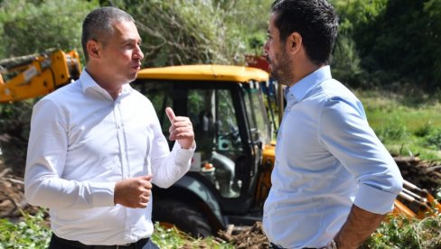 MOMIROVIĆ: Trgovištu i Medveđi obezbedili smo 11 tona evrodizela i benzina kao pomoć tokom saniranja posledica poplava (FOTO) MOMIROVIĆ: Trgovištu i Medveđi obezbedili smo 11 tona evrodizela i benzina kao pomoć tokom saniranja posledica poplava (FOTO)