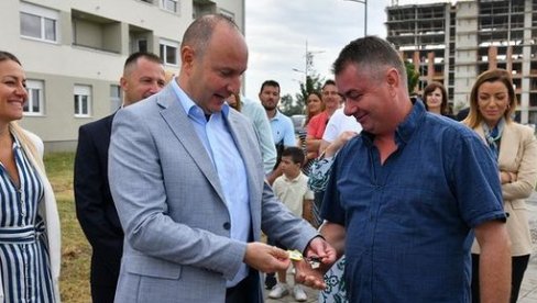GRADONAČELNIK NOVOG SADA URUČIO 25 KLJUČEVA STANARIMA Đurić: Veliki vid stambene podrške našim Novosađanima (FOTO) GRADONAČELNIK NOVOG SADA URUČIO 25 KLJUČEVA STANARIMA Đurić: Veliki vid stambene podrške našim Novosađanima (FOTO)