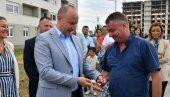 ГРАДОНАЧЕЛНИК НОВОГ САДА УРУЧИО 25 КЉУЧЕВА СТАНАРИМА Ђурић:  Велики вид стамбене подршке нашим Новосађанима (ФОТО)