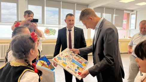 MARTINOVIĆ POSETIO PREŠEVO: Ministar prvacima podelio školski pribor i đačke torbe, a školama donirao laptop računare (FOTO)