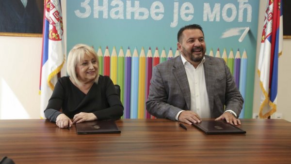 ВИШЕ ОД 64 000 ПЛАЗМА ПАКЕТИЋА ЗА ЂАКЕ ПРВАКЕ: Министарство просвете и компанија Бамби потписали споразум о даривању најмлађих основаца ВИШЕ ОД 64 000 ПЛАЗМА ПАКЕТИЋА ЗА ЂАКЕ ПРВАКЕ: Министарство просвете и компанија Бамби потписали споразум о даривању најмлађих основаца