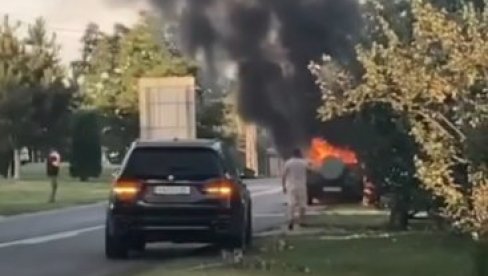 ZAPALIO SE AUTOMOBIL, ŽENA I DETE SPAŠENI U POSLEDNJEM TRENUTKU: Drama u Vladimirovcu (VIDEO) ZAPALIO SE AUTOMOBIL, ŽENA I DETE SPAŠENI U POSLEDNJEM TRENUTKU: Drama u Vladimirovcu (VIDEO)