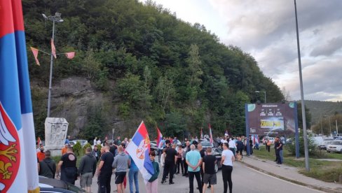USTALA JE CRNA GORA: Protesti i litije širom zemlje zbog Spajićeve namere da formira Vladu sa DPS-ovim satelitima (FOTO/VIDEO) USTALA JE CRNA GORA: Protesti i litije širom zemlje zbog Spajićeve namere da formira Vladu sa DPS-ovim satelitima (FOTO/VIDEO)